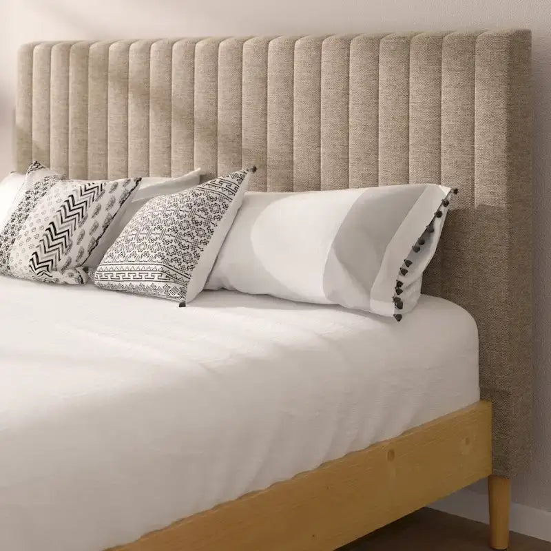 Houten platformbedframe met gestoffeerd hoofdeinde