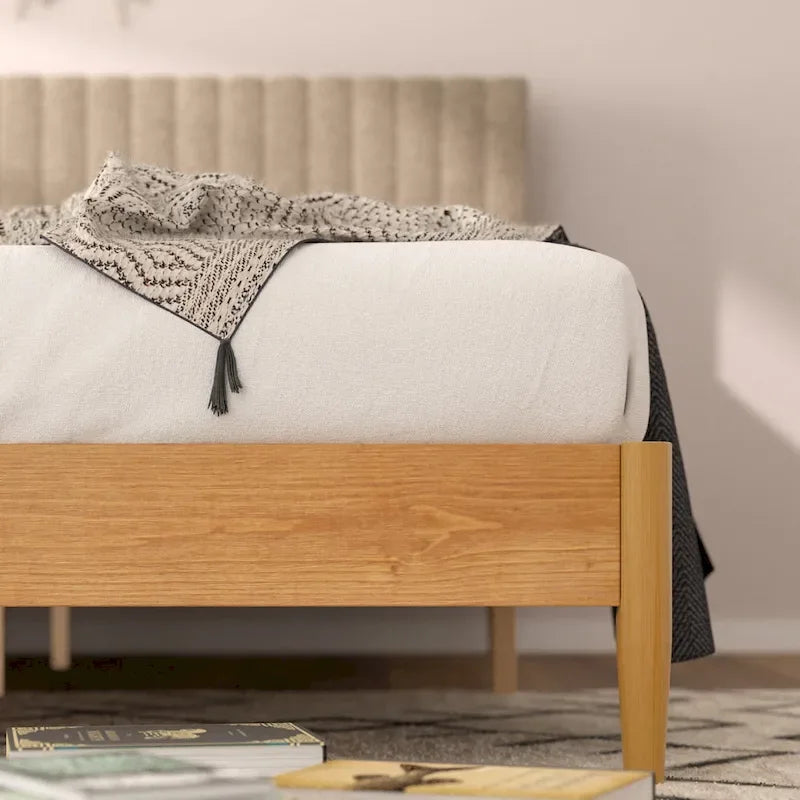 Houten platformbedframe met gestoffeerd hoofdeinde