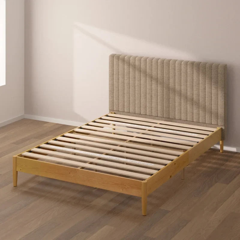 Houten platformbedframe met gestoffeerd hoofdeinde