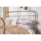 Rosegouden metalen bed met lamellenpaneel