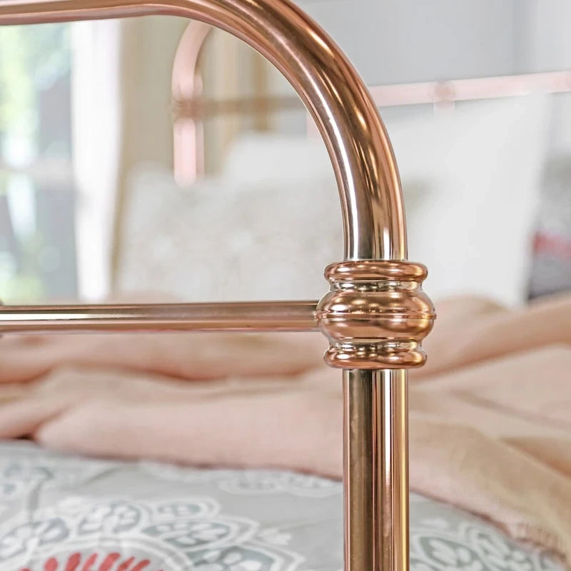 Rosegouden metalen bed met lamellenpaneel