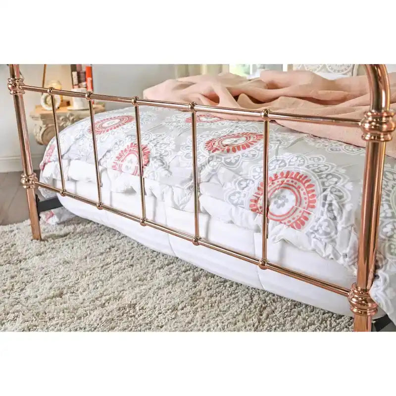 Rosegouden metalen bed met lamellenpaneel