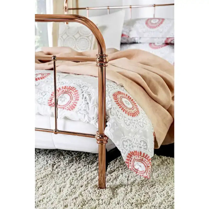 Rosegouden metalen bed met lamellenpaneel