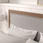 Stoffen tweepersoonsbedframe met spijkervrije hoofdeinde, notenhout afwerking